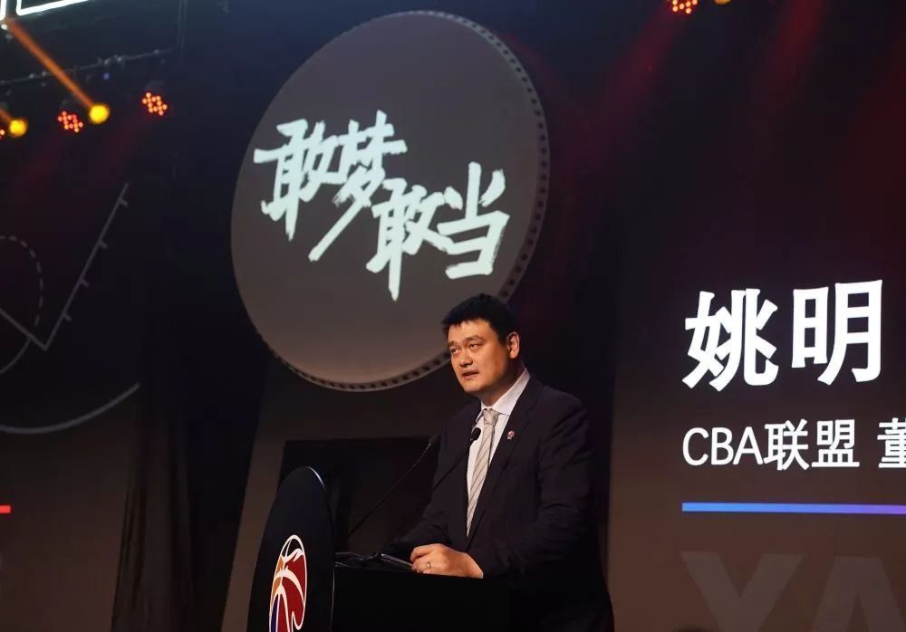 老板办公室强吻亲胸视频